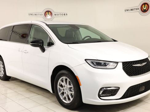 Used 2024 Chrysler Pacifica Touring-L FWD image 34