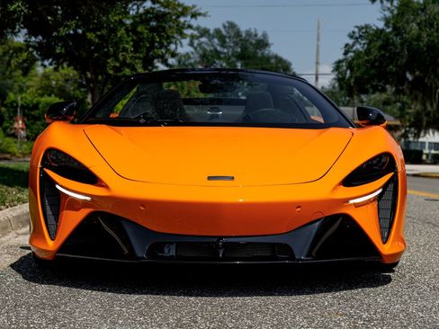 Used 2025 McLaren Artura Spider RWD image 18