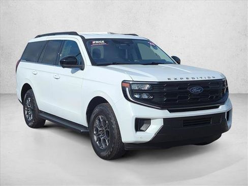 Used 2025 Ford Expedition Active RWD image 3