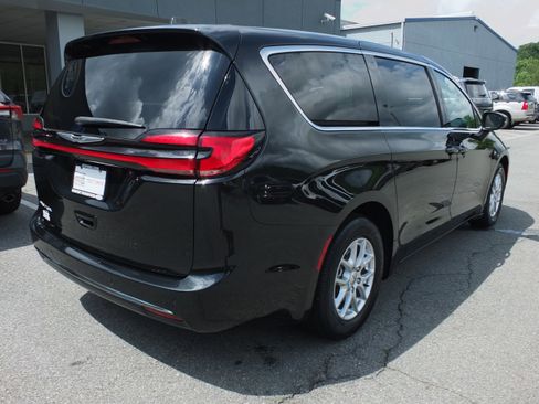 Used 2023 Chrysler Pacifica Touring-L FWD image 3