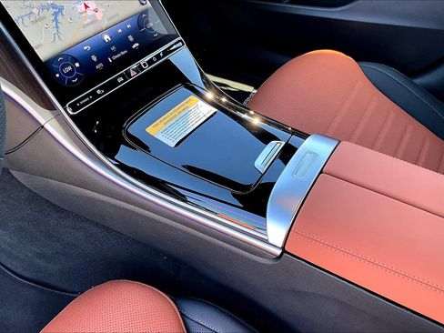 Used 2025 Mercedes-Benz C 300 Sedan image 8