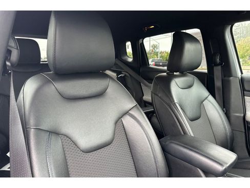 Used 2024 Jeep Compass Latitude image 19