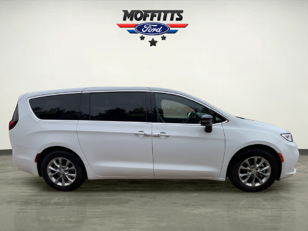 Used 2026 Chrysler Pacifica Limited FWD image 6