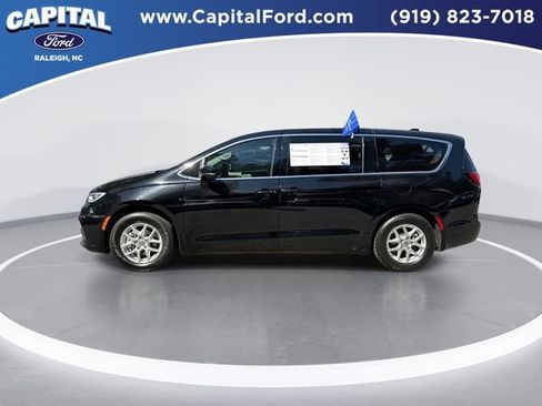 Used 2024 Chrysler Pacifica Touring-L FWD image 5