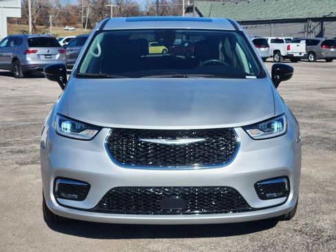 Used 2024 Chrysler Pacifica Limited FWD image 2