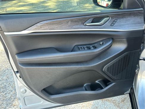 New 2025 Jeep Grand Cherokee L Limited w/ Black Appearance Package image 21