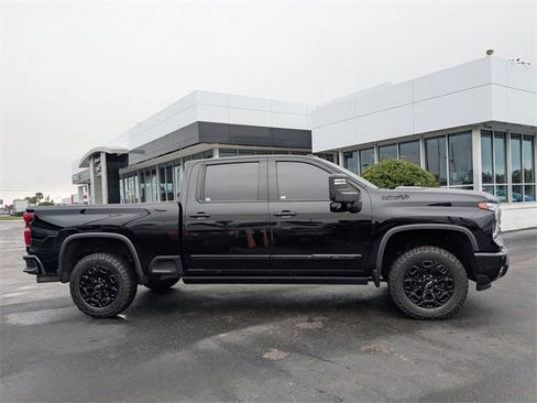 Used 2024 Chevrolet Silverado 2500 High Country w/ High Country Premium Package image 3