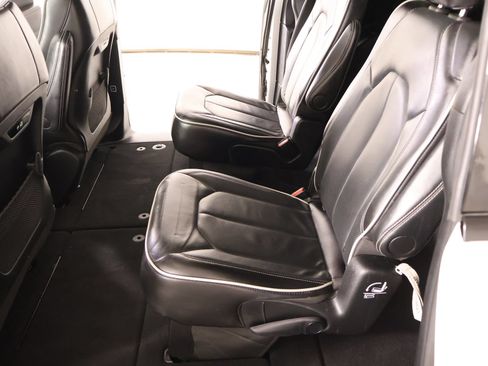 Used 2025 Chrysler Pacifica Limited FWD image 14