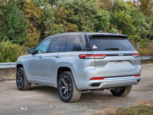New 2025 Jeep Grand Cherokee Summit image 2