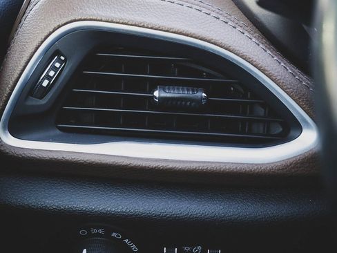 Used 2018 Chrysler Pacifica Limited w/ Tire & Wheel Group image 15