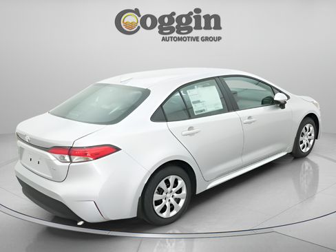 Used 2026 Toyota Corolla LE FWD image 17