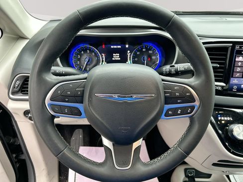 Used 2023 Chrysler Pacifica Touring-L FWD image 28