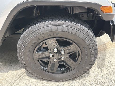 Used 2021 Jeep Gladiator Sport AWD/4WD image 12