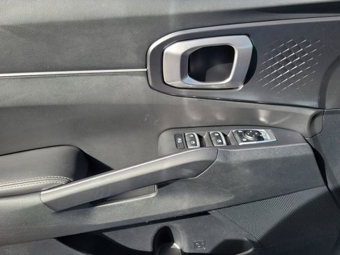 Used 2023 Kia Sorento LX image 17