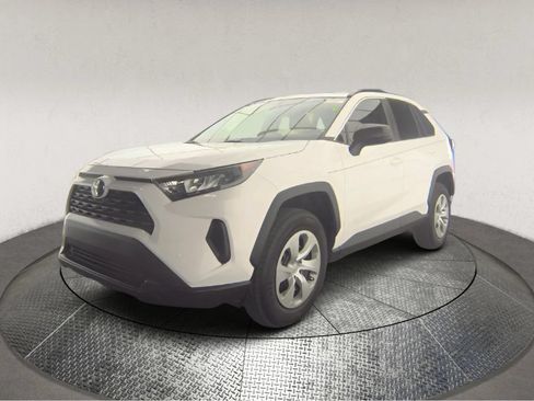Used 2020 Toyota RAV4 LE FWD image 3