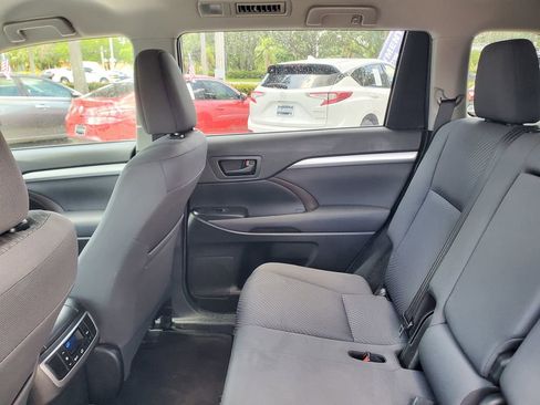 Used 2019 Toyota Highlander LE FWD image 11
