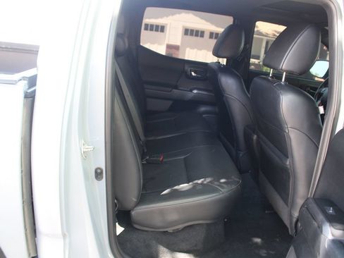 Used 2019 Toyota Tacoma TRD Off-Road AWD/4WD image 14