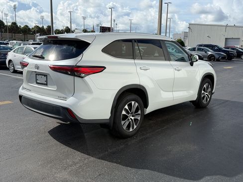 Used 2023 Toyota Highlander XLE AWD/4WD image 9
