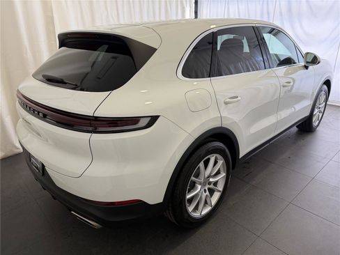 Certified 2024 Porsche Cayenne image 9