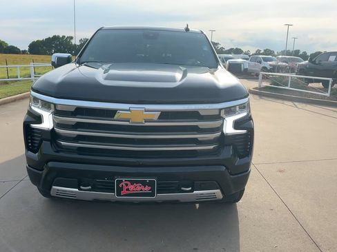 Used 2025 Chevrolet Silverado 1500 High Country AWD/4WD image 4
