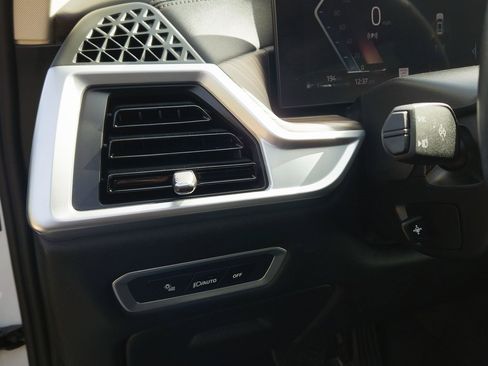 Used 2024 BMW X7 xDrive40i w/ Premium Package image 15