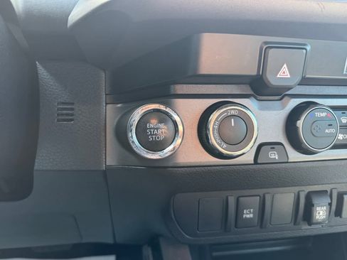 Used 2022 Toyota Tacoma TRD Off-Road image 5