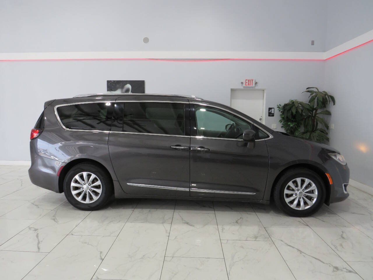 Used 2019 Chrysler Pacifica Touring-L FWD image 3