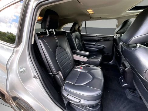 Used 2022 Toyota Highlander XLE AWD/4WD image 29