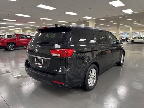 Used 2018 Kia Sedona LX w/ LX Essentials Premium Package image 8