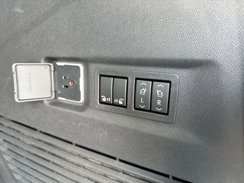 Used 2023 GMC Yukon XL Denali image 40