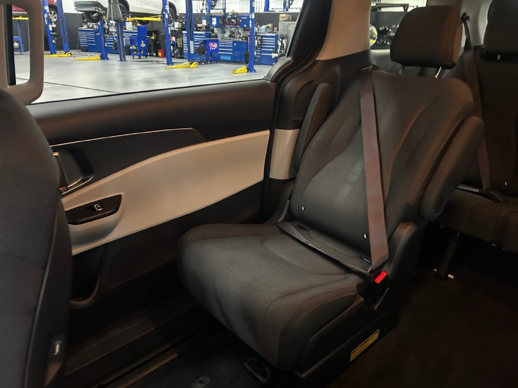 Used 2022 Kia Carnival LX FWD image 16