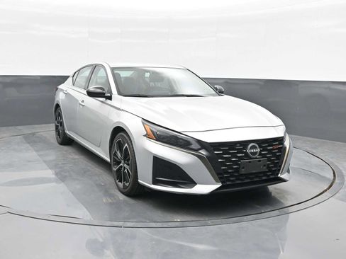 Used 2024 Nissan Altima 2.5 SR FWD image 2