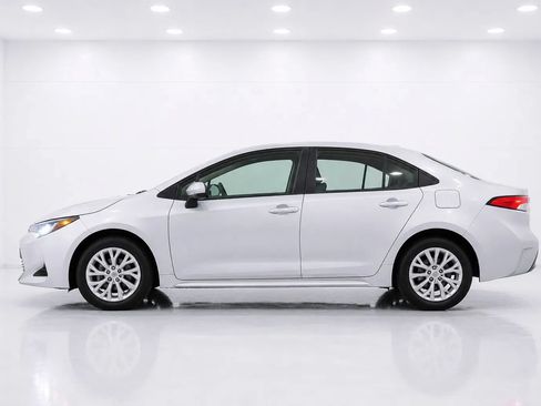 Used 2018 Toyota Corolla LE FWD image 2