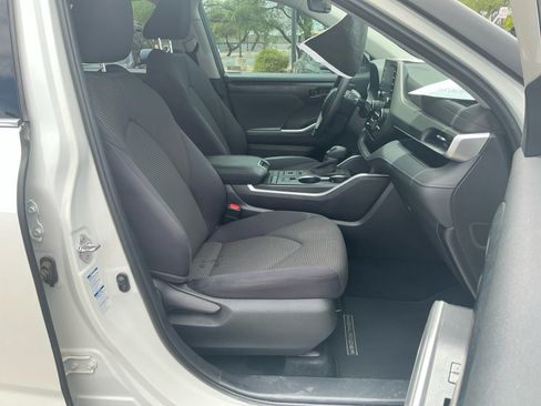 Used 2020 Toyota Highlander L AWD/4WD image 18