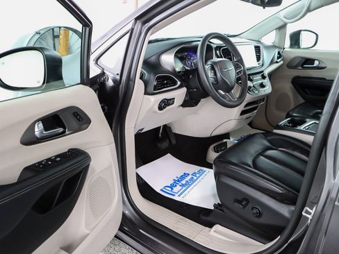 Used 2023 Chrysler Pacifica Touring-L FWD image 3