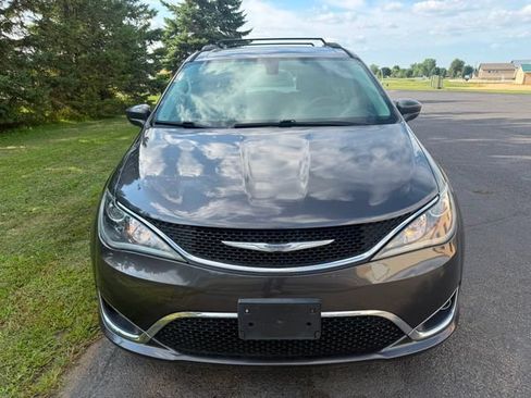 Used 2017 Chrysler Pacifica Touring-L w/ Tire & Wheel Group FWD image 5