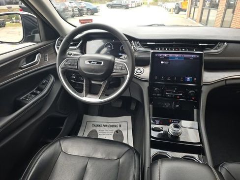 Used 2023 Jeep Grand Cherokee Limited w/ Black Appearance Package AWD/4WD image 12