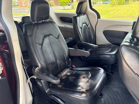 Used 2017 Chrysler Pacifica Touring-L FWD image 34