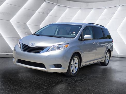 Used 2013 Toyota Sienna LE FWD image 6