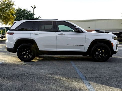 Used 2024 Jeep Grand Cherokee Altitude image 4