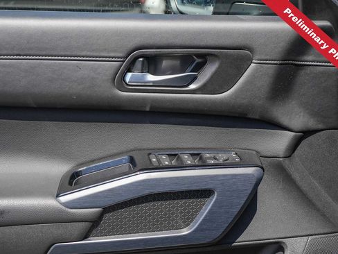 Used 2025 Nissan Pathfinder SL w/ Black Appearance Package FWD image 15