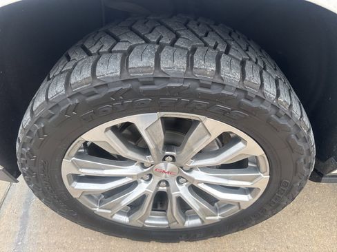 Used 2023 GMC Yukon Denali w/ Denali Reserve Package image 8