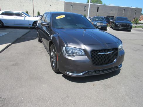Used 2017 Chrysler 300 S w/ 300S Premium Group AWD/4WD image 4