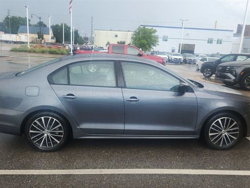Used 2016 Volkswagen Jetta Sport FWD image 3