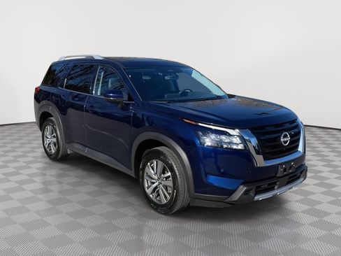 Used 2025 Nissan Pathfinder SL AWD/4WD image 2