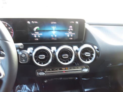 Used 2021 Mercedes-Benz GLA 250 4MATIC image 13
