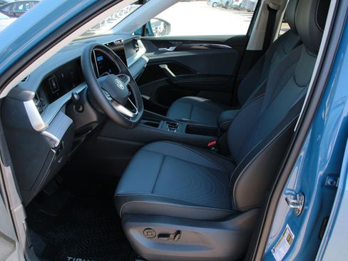 Certified 2025 Volkswagen Tiguan SE FWD image 9