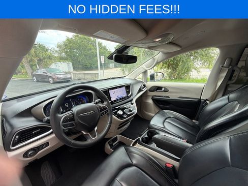 Used 2023 Chrysler Pacifica Touring-L FWD image 17
