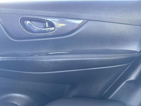 Certified 2019 Nissan Rogue SV image 17