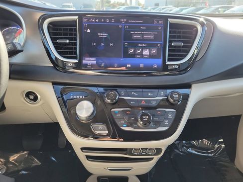 Used 2024 Chrysler Pacifica Touring-L FWD image 13